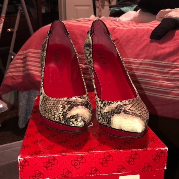 Guess snakeskin size 8.5 Women's Kudrow 2 Pumps - Picture 1 of 6